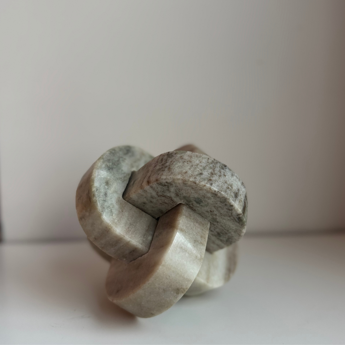 Nœud Décoratif en Marbre