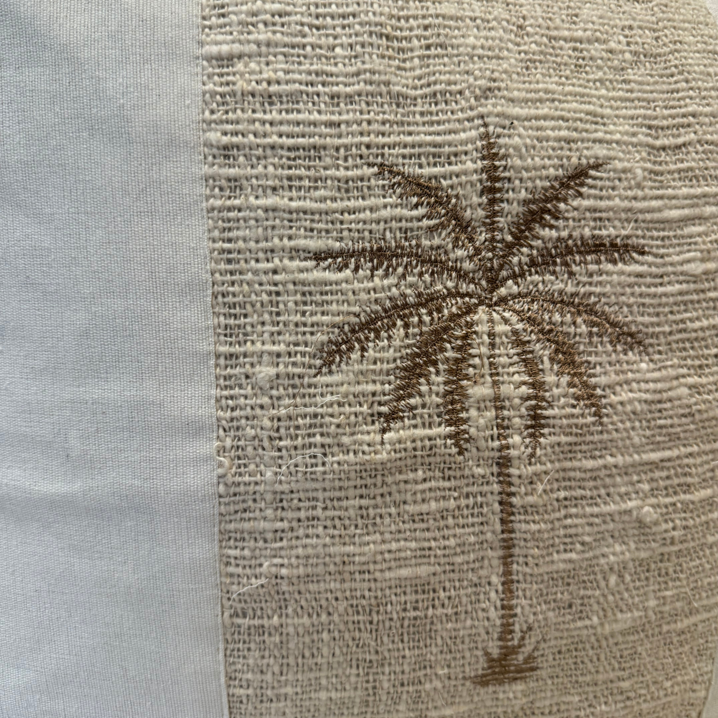 وسادة من الكتان بالميراي مع شراشيب